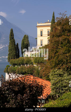 I giardini e gli edifici di Villa Monastero a Varenna sul lago di Como, Italia Foto Stock