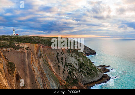 Il Cabo Espichel Cape, con il faro del XVIII secolo e una vista sull Oceano Atlantico durante il tramonto. Sesimbra, Portogallo Foto Stock