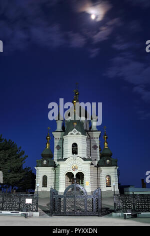 La risurrezione di Cristo la Chiesa alla luce della luna al crepuscolo. Vista frontale Foto Stock