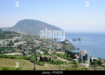 Deselezionando l'aria sopra Gurzuf Bay dopo una tempesta di nebbia Foto Stock