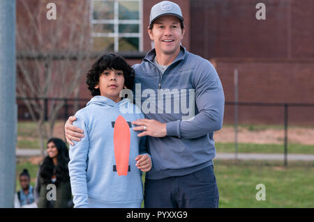 Data di rilascio: novembre 16, 2018 Titolo: Instant famiglia STUDIO: Paramount Pictures Regista: Sean Anders Trama: un giovane si trovano in sopra le loro teste quando essi adottano tre bambini. STARRING: GUSTAVO QUIROZ come Juan, MARK WAHLBERG come Pete. (Credito Immagine: © Paramount Pictures/Entertainment Immagini) Foto Stock