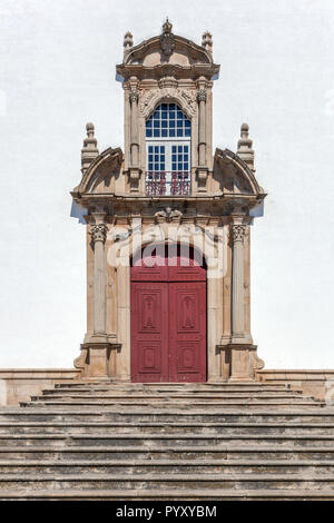 Il portale barocco della Igreja de Santa Maria da Devesa Chiesa, la chiesa madre di Castelo de Vide, Alto Alentejo, Portogallo Foto Stock