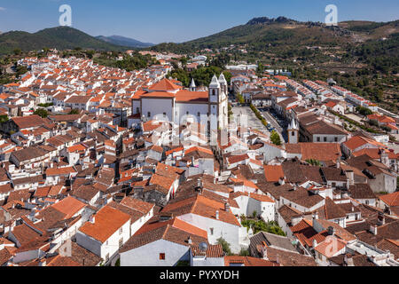 Panorama di Castelo de Vide, con tetti e paesaggio. Santa Maria da Devesa Chiesa e Dom Pedro Square visto dalla torre del castello. Castelo de Vide, un Foto Stock