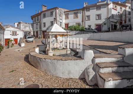 Fonte da Vila aka villaggio o città Fontana nel quartiere ebraico o ghetto costruito durante l'Inquisizione. Castelo de Vide, Portalegre, Portogallo. Xvi c Foto Stock