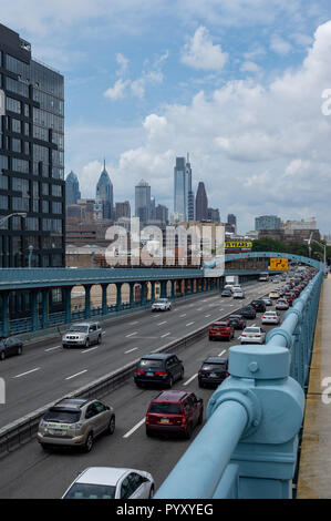 Una vista della skyline di Philadelphia e il traffico sul Ben Franklin Bridge. Foto Stock