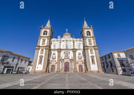 Portalegre cattedrale o Sé Catedral de Portalegre e Piazza del Municipio. Lo stile manierista. Portalegre, Alto Alentejo, Portogallo Foto Stock