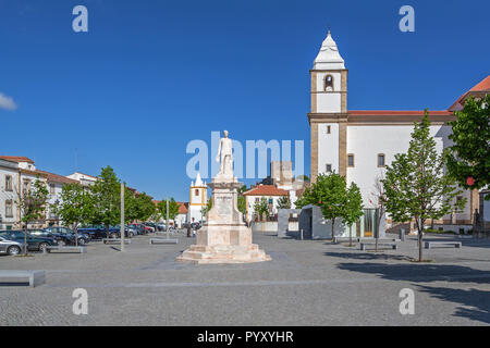 Dom Pedro V square con Dom Pedro V statua e Igreja de Santa Maria da Devesa Chiesa e castello nel retro. Castelo de Vide, Alto Alentejo, Portogallo Foto Stock