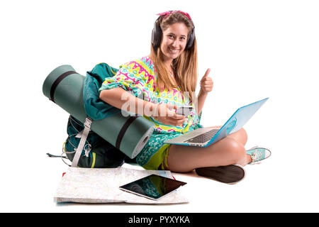 Escursionista ragazza con telefono, mappa, tablet e laptop isolato in bianco, trekking e viaggio il concetto di stile di vita Foto Stock