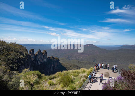 The Three Sisters and Mount Solitary from Echo Point Lookout, Katoomba nel Blue Mountains National Park, New South Wales, Australia Foto Stock