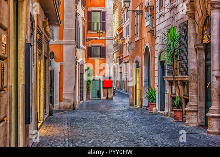 Brillante italiano vuoto street nel centro di Roma Foto Stock