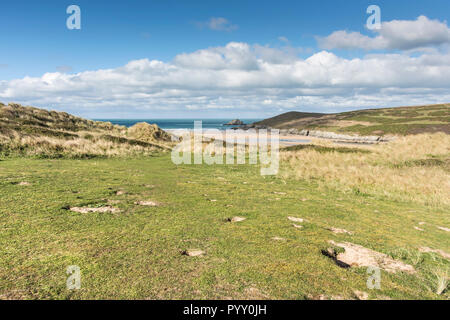 Vista dalla duna di sabbia su sistema Crantock Beach per l'Oca una piccola isola rocciosa off Pentire punto est a Newquay in Cornovaglia. Foto Stock