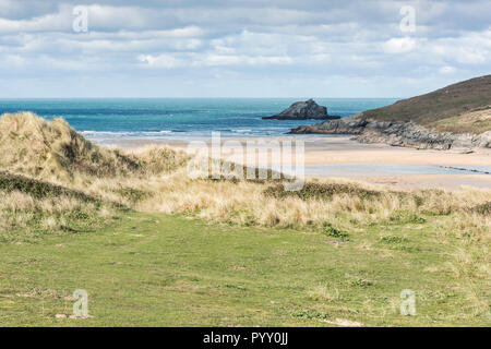 Vista dalla duna di sabbia su sistema Crantock Beach per l'Oca una piccola isola rocciosa off Pentire punto est a Newquay in Cornovaglia. Foto Stock