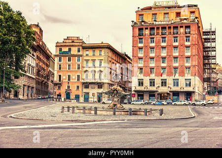 Roma/Italia - 27 Agosto, 2018: Piazza Barberini, Fontana del Tritone e Hotel Bernini Bristol Foto Stock