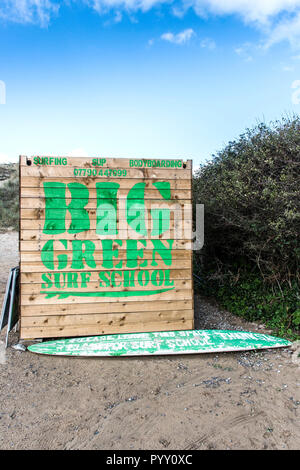 Un segno per il verde grande scuola di surf sulla facciata di un edificio di legno in Crantock a Newquay in Cornovaglia. Foto Stock