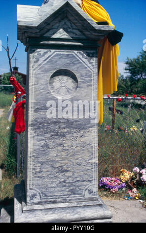 Grave marker per Wounded Knee massacro vittime, Pine Ridge Sioux Prenotazione, South Dakota. Fotografia Foto Stock