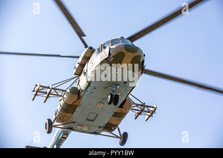 Elicotteri militari battenti durante l'esercizio di eseguire una dimostrazione di militari. Foto Stock