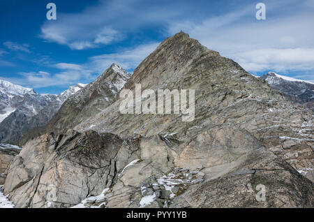 Vista del Monte Moro mountain dal Monte Moro passano vicino a Macugnaga Monte Rosa massiccio a sfondo, Italia. Panorama Foto Stock