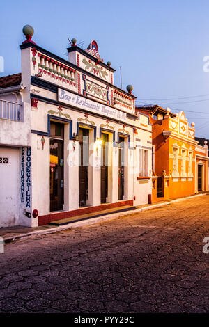 Centro storico di Ribeirao da Ilha distretto a sera. Florianopolis, Santa Catarina, Brasile. Foto Stock