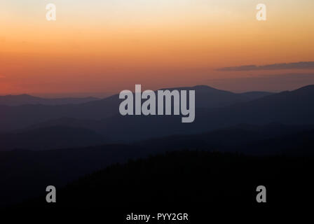 Clingmans Dome, situato nel Parco Nazionale di Great Smoky Mountains, offre un punto panoramico per vedere il tramonto nel Tennessee. Foto Stock