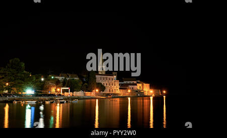 Vista sulla città vecchia di Porec in Croazia di notte Foto Stock