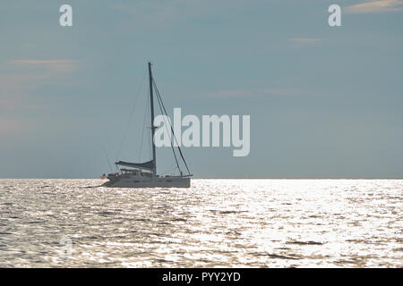 Barche a vela sul mare Adriatico di fronte a Porec al tramonto Foto Stock