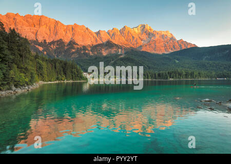 Lago Eibsee nella parte anteriore del massiccio dello Zugspitze a post-incandescenza, vicino a Grainau, Werdenfelser Land di Baviera, Germania Foto Stock