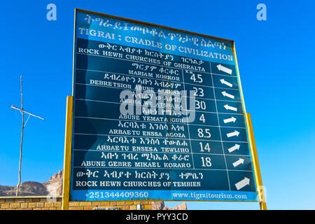 Cartello bilingue in inglese e Amarico mostra chiese di roccia nella regione di Gheralta, Hawzien, Tigray, Etiopia Foto Stock