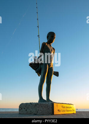 Il piccolo Pescatore"- una scultura in bronzo di un giovane ragazzo e un grande pesce, da Paphos artista, Giota Ioannidou. Foto Stock