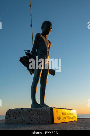 Il piccolo Pescatore"- una scultura in bronzo di un giovane ragazzo e un grande pesce, da Paphos artista, Giota Ioannidou. Foto Stock