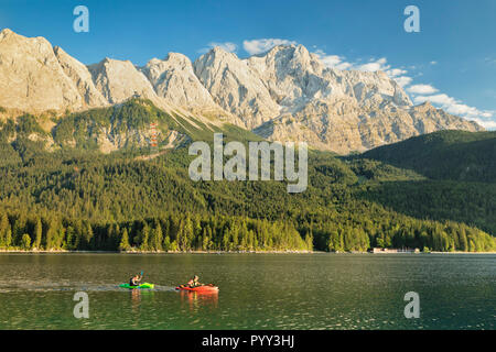 Lago Eibsee nella parte anteriore del massiccio dello Zugspitze alla luce della sera, vicino a Grainau, Werdenfelser Land di Baviera, Germania Foto Stock