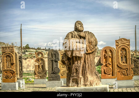 Oshakan,Armenia,19 Februar,2018: Mesrop Mashtots statua di pietra scolpita le lettere dell alfabeto armeno in Oshakan village Foto Stock