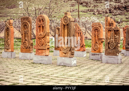 Oshakan,Armenia,19 Februar,2018: pietra intagliata lettere dell'alfabeto armeno, creato da Mesrop Mashtots coperto motivi folk della nel villaggio di Foto Stock