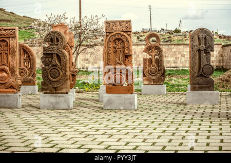 Oshakan,Armenia,19 Februar,2018: le lettere dell alfabeto armeno scolpito in pietra, creato da Mesrop Mashtots con modelli di folk nel villaggio o Foto Stock