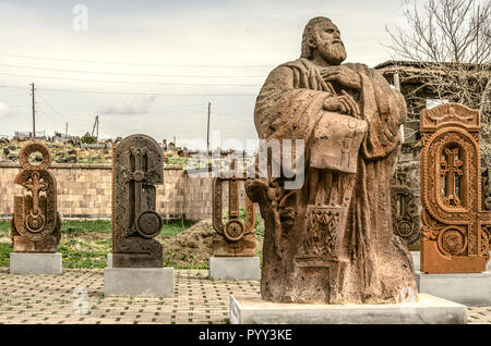 Oshakan,Armenia,19 Februar,2018:Il villaggio di Oshakan, il monumento al fondatore dell'alfabeto armeno di San Mesrop Mashtots in background di Foto Stock