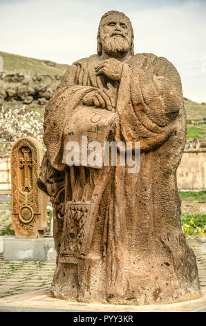 Oshakan,Armenia,19 Februar,2018: scultura di pietra per il fondatore dell'alfabeto armeno e il primo traduttore della Bibbia in Oshakan village Foto Stock