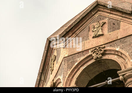 Rilievo le figure dei santi sotto la pietra del padiglione ottagonale del campanile della chiesa di San Mesrop Mashtots nel villaggio di Oshakan Foto Stock