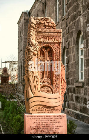 Oshakan,Armenia,19 Februar,2018:croce di pietra nei pressi della chiesa di San Mesrop Mashtots in memoria del genocidio nel villaggio di Oshakan Foto Stock