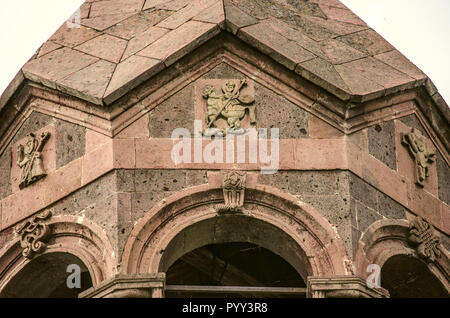 Parte della pietra padiglione ottagonale sul campanile della chiesa di San Mesrop Mashtots con rilievo le figure dei santi nel villaggio di Oshakan Foto Stock