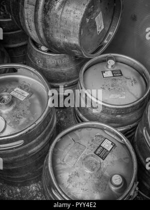 Alluminio barili di birra / fusti (nomi di St. Austell Brewery, omaggio e Carlsberg sono visibili su etichette in modo uso editoriale). B&W versione di PYY4E1. Foto Stock