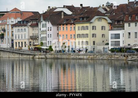 Il quartiere storico nel centro barocco di Solothurn, Svizzera, Landhausquai, fiume Aare Foto Stock