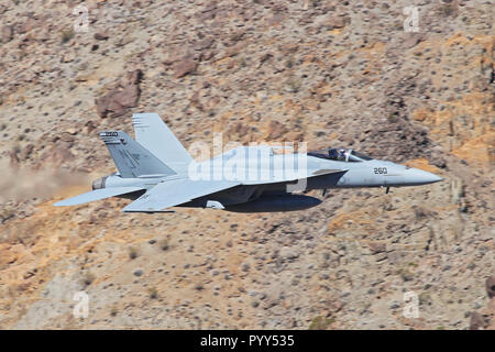 Boeing F/A-18E Super Hornet volò dallo squadrone della Marina degli Stati Uniti VFA-122 "Flying Eagles" da NAS Lemore nella Death Valley nel 2016 Foto Stock