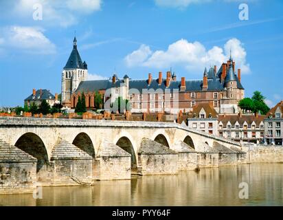 Oltre il fiume Loira a 16 C. Il ponte di pietra, il castello reale e la città di Gien del Loiret departement, Francia Foto Stock