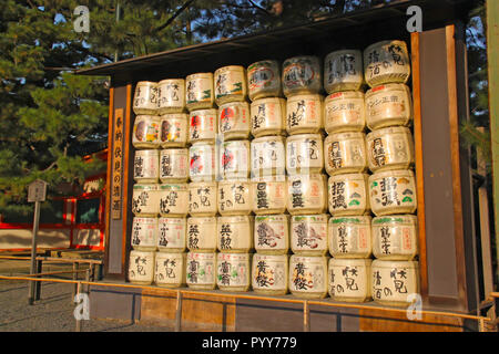 Kyoto, Giappone - 2010: motivi di decorazione botti visualizzati al Santuario Heian tempio Foto Stock