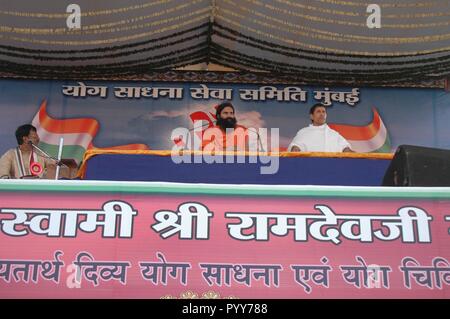 Baba ramdev nello yoga camp, Complesso Bandra Kurla, Mumbai, Maharashtra, India, Asia Foto Stock