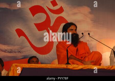 Baba ramdev nello yoga camp, Complesso Bandra Kurla, Mumbai, Maharashtra, India, Asia Foto Stock