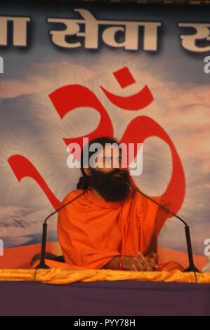 Baba ramdev nello yoga camp, Complesso Bandra Kurla, Mumbai, Maharashtra, India, Asia Foto Stock