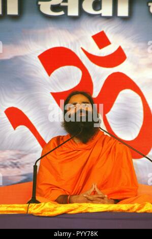 Baba ramdev nello yoga camp, Complesso Bandra Kurla, Mumbai, Maharashtra, India, Asia Foto Stock