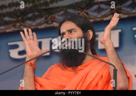 Baba ramdev nello yoga camp, Complesso Bandra Kurla, Mumbai, Maharashtra, India, Asia Foto Stock