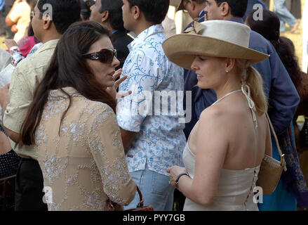 Corse di cavalli di fronte alla folla Mahalaxmi Race Course, Mumbai, India, Asia Foto Stock