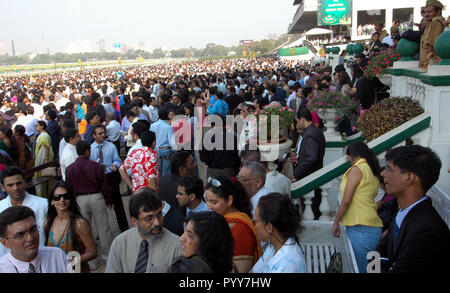 Persone a McDowell Derby indiano , Mahalaxmi Race Course, Mumbai, Maharashtra, India, Asia Foto Stock